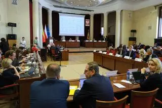 Sesja Rady Warszawy w sprawie ograniczenia sprzedaży alkoholu nocą