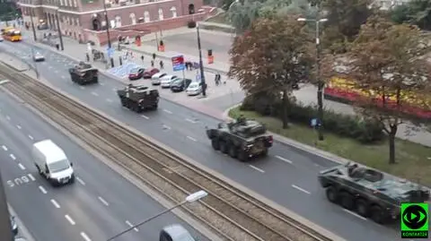 Kolumna pojazdów wojskowych na warszawskiej ulicy