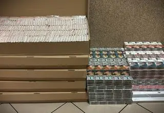 Dziesiątki tysięcy nielegalnych papierosów w aucie i domu