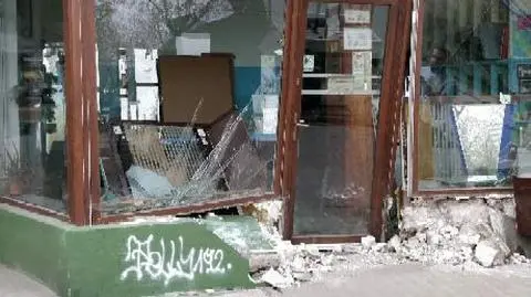 Wjechała autem w lokal szklarza