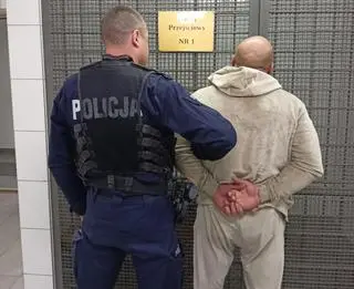 Policjant z zatrzymanym mężczyzną