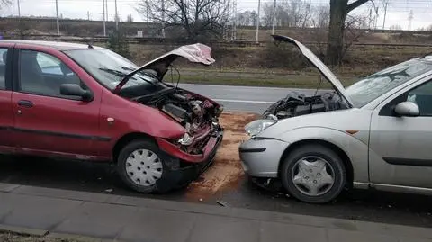 Czołowe zderzenie na Targówku. Dwie osoby zostały ranne 