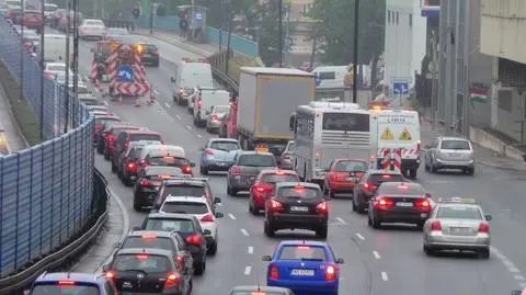 Auto na barierkach, awaria studzienki. Znów korki w alei Prymasa Tysiąclecia