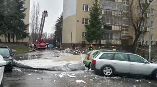 Kawał elewacji spadł na parking