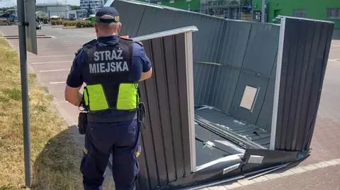 Po ulicy "fruwał metalowy garaż". Interweniowali strażnicy miejscy