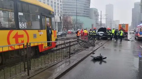 Kolizja dwóch samochodów unieruchomiła tramwaje