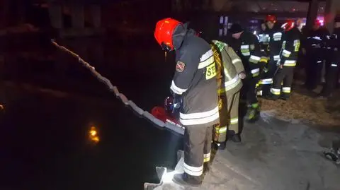 Tłuste plamy w kanale płynącym przez Łazienki Królewskie, dotarły do Portu Czerniakowskiego