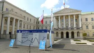 Mobilny punkt szczepień na stołecznym placu Bankowym