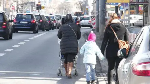 Z wózkiem po jezdni. Piesi między samochodami