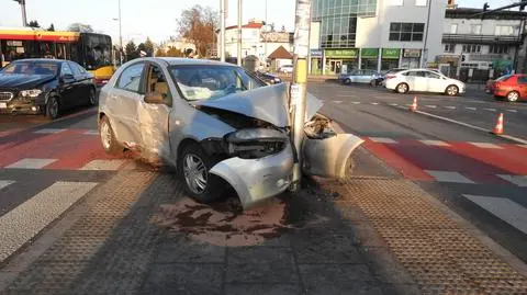 Wypadek na Powsińskiej. Po zderzeniu auto wpadło na przejście dla pieszych i uderzyło w słup