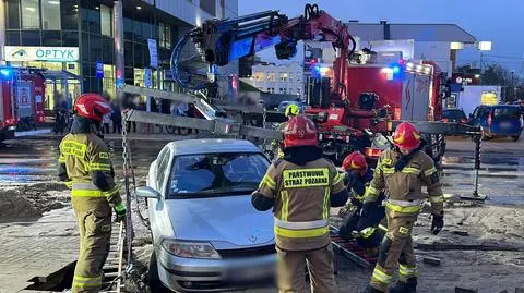 Po awarii wodociągowej jedno auto się zapadło, inne musieli przestawiać strażacy