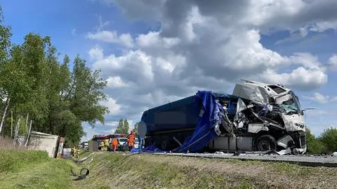 Zderzenie dwóch ciężarówek na krajowej "50". Droga była zablokowana