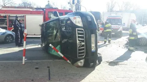 Zderzenie dwóch toyot. Jedna na boku