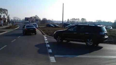"Parking" na Magicznej  blokuje wyjazd z osiedla