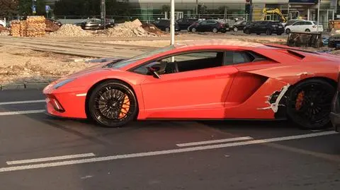 Pomarańczowe lamborghini uszkodzone w centrum Warszawy