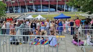 Fani zbierają się przed stadionem Narodowym