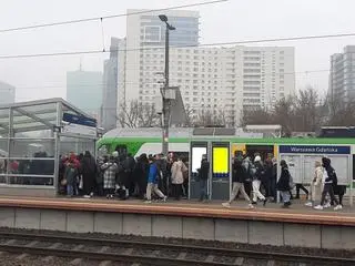 Warszawa Gdańska - wąskie zejście z peronu