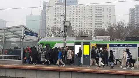 Warszawa Gdańska - wąskie zejście z peronu
