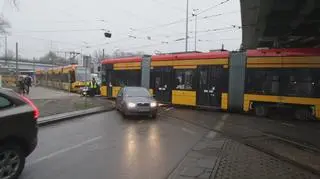 Tramwaj blokuje rondo