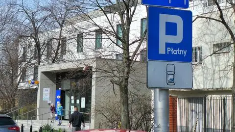 Nie chcą jeździć komunikacją miejską do szpitala, by nie narażać pacjentów. Proszą o zwolnienie z opłat za parkowanie