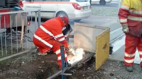 Pękła szyna na Wołoskiej. Po przymrozku?