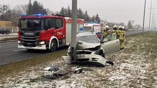 Samochód uderzył w latarnię 