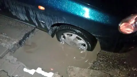 Lanos wpadł w wyrwę i zablokował Zielną