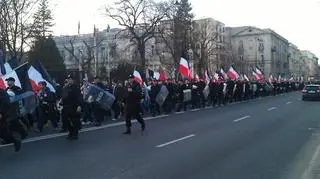 Kibice Polonii idą przez miasto