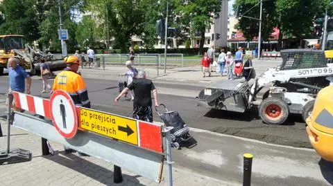 "Tędy do przejścia". Sprawdzamy, jak drogowcy wprowadzają pieszych w błąd
