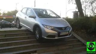 Honda "zaparkowana" na schodach