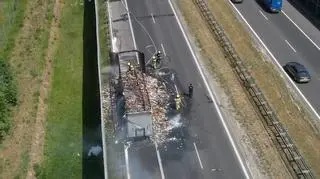 Na autostradzie A2 spłonęła naczepa ciężarówki