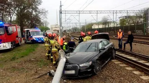 Kierowca uderzył w słup i zablokował pociągi. W aucie siedział pijany mężczyzna