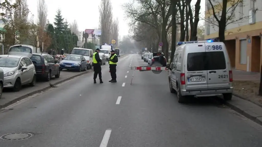 Poranek 2 listopada przy Cmentarzu Bródnowskim