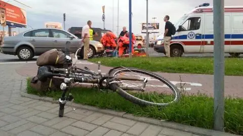 Samochód potrącił rowerzystkę. "Zabrano ją do szpitala"