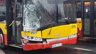 Kolizja autobusu miejskiego z osobówką