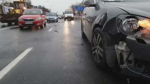 Zderzenie trzech aut na Górczewskiej. Rykoszetem dostała też "elka"