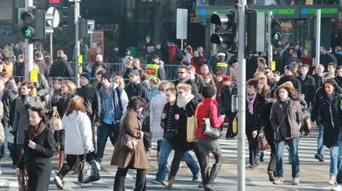 Tłok na stacji, ścisk w tramwajach