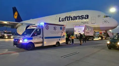 Nieplanowane lądowanie. "Podejrzenie zawału u pasażerki"