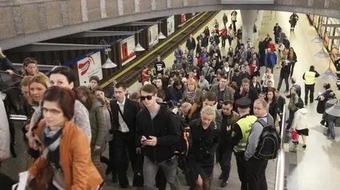 Metro znów stanęło. Zapach gazu w tunelu