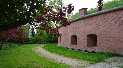 Chowano tu poległych, służył jako szpital polowy. Park z fortem zabytkiem