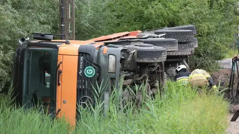 Kierowca ciężarówki chciał uniknąć zderzenia. Skończył w rowie