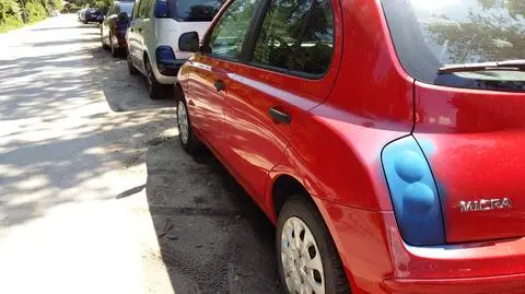 Ktoś pomalował niebieską farbą 21 aut i paczkomat