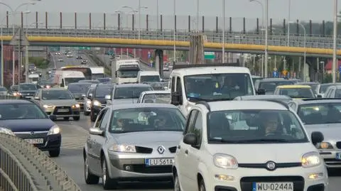 Zderzenie trzech aut. Utrudnienia na Trasie Siekierkowskiej