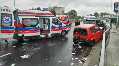 Zderzenie opla, fiata i jeepa. Kobieta była reanimowana