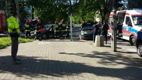 Zderzenie dwóch aut na Mokotowie. Jedna osoba w szpitalu