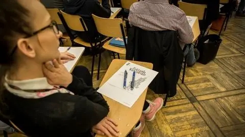 "Żętyca z dzieży w zgrzebnej garkuchni". Prof. Bralczyk nie miał dla nich litości