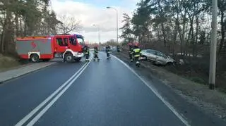 Zjechał z drogi, wpadł do lasu. 