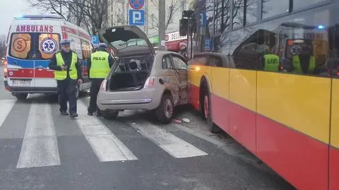 Autobus uderzył w fiata i wepchnął go na latarnię
