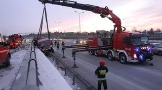 Bus wjechał na barierki