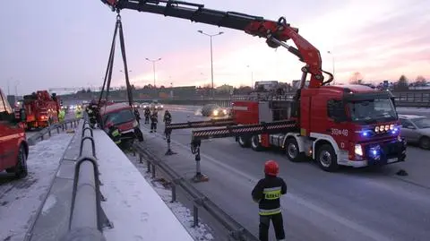 Bus zawisł na barierkach. Podniósł go dźwig